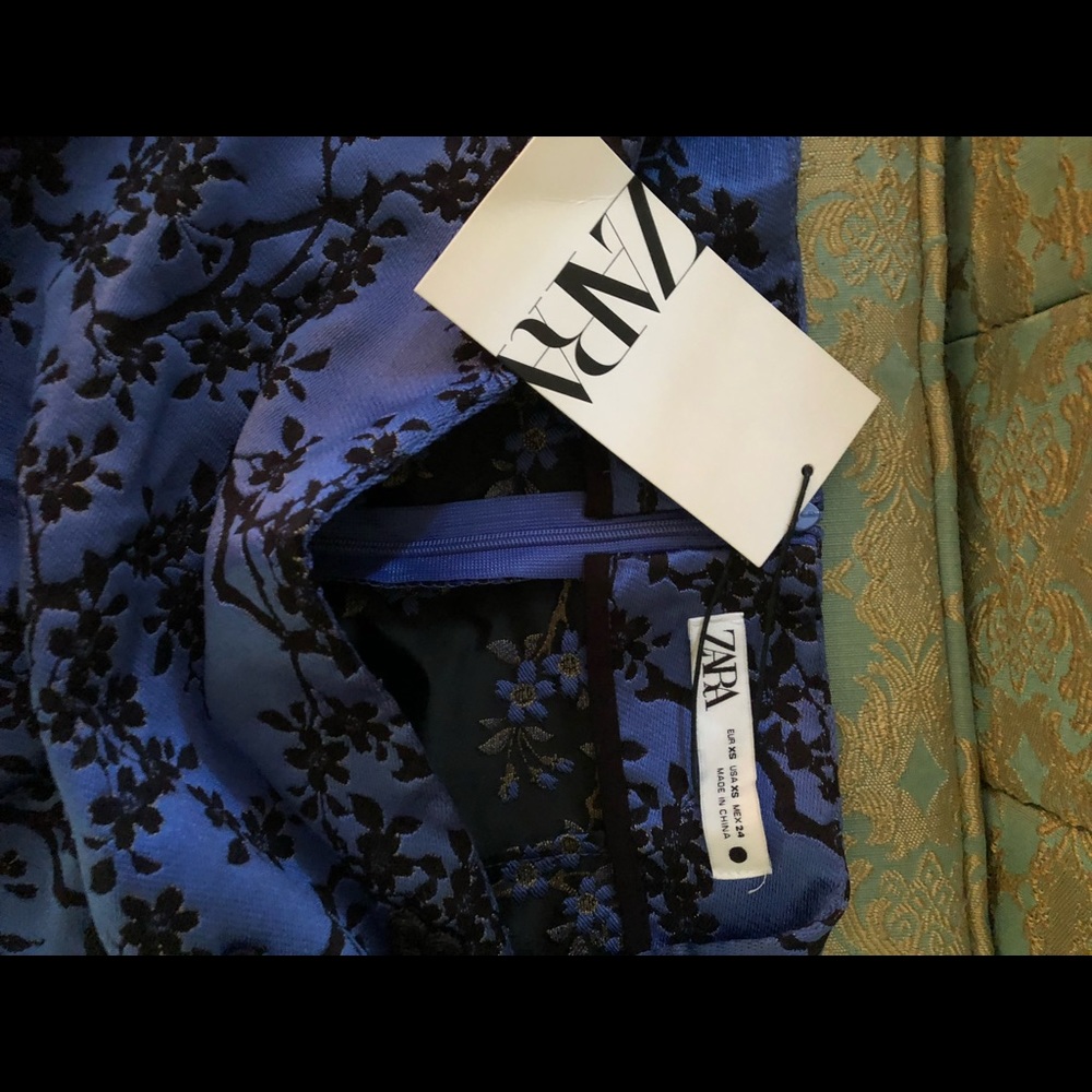 Zara brocade mini skirt with black accent closure. Full zip back. Size XS - Picture 5 of 5